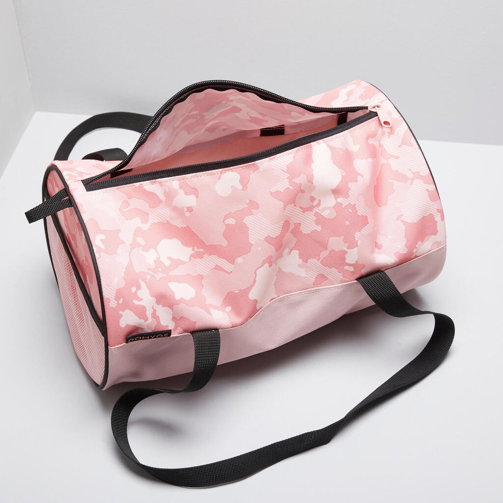 A 15L compact barrel fitness bag with a camouflage print for a feminine style!