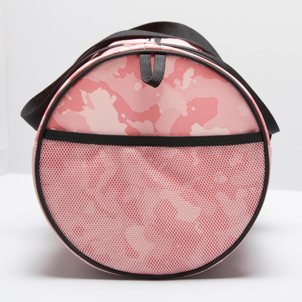 A 15L compact barrel fitness bag with a camouflage print for a feminine style!