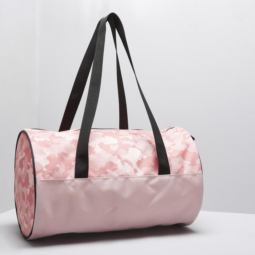 A 15L compact barrel fitness bag with a camouflage print for a feminine style!