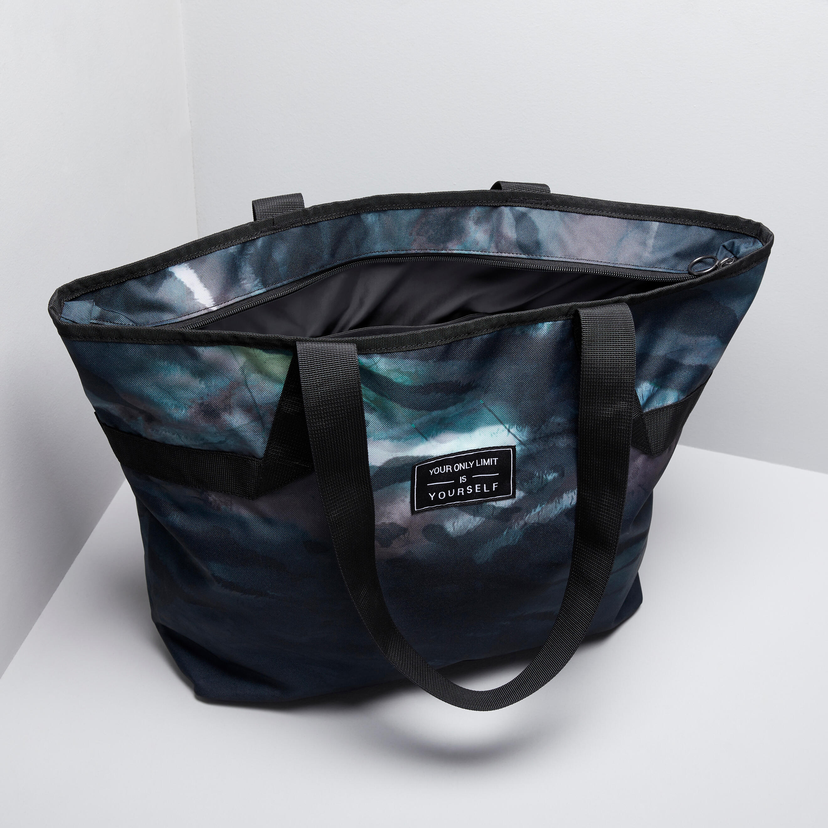 The sport tote with a faded print: a must-have for your fitness kit.  5/8