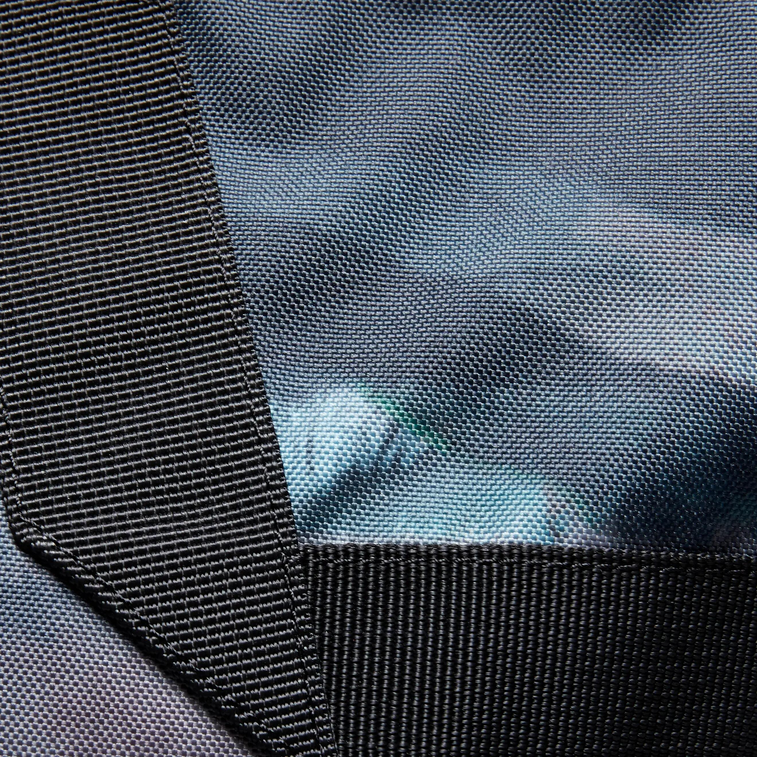 The sport tote with a faded print: a must-have for your fitness kit.  7/8