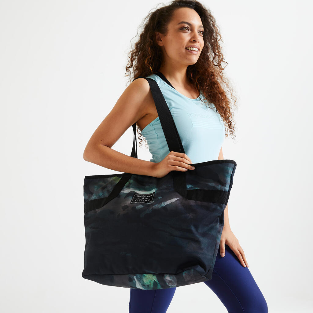 The sport tote with a faded print: a must-have for your fitness kit. 