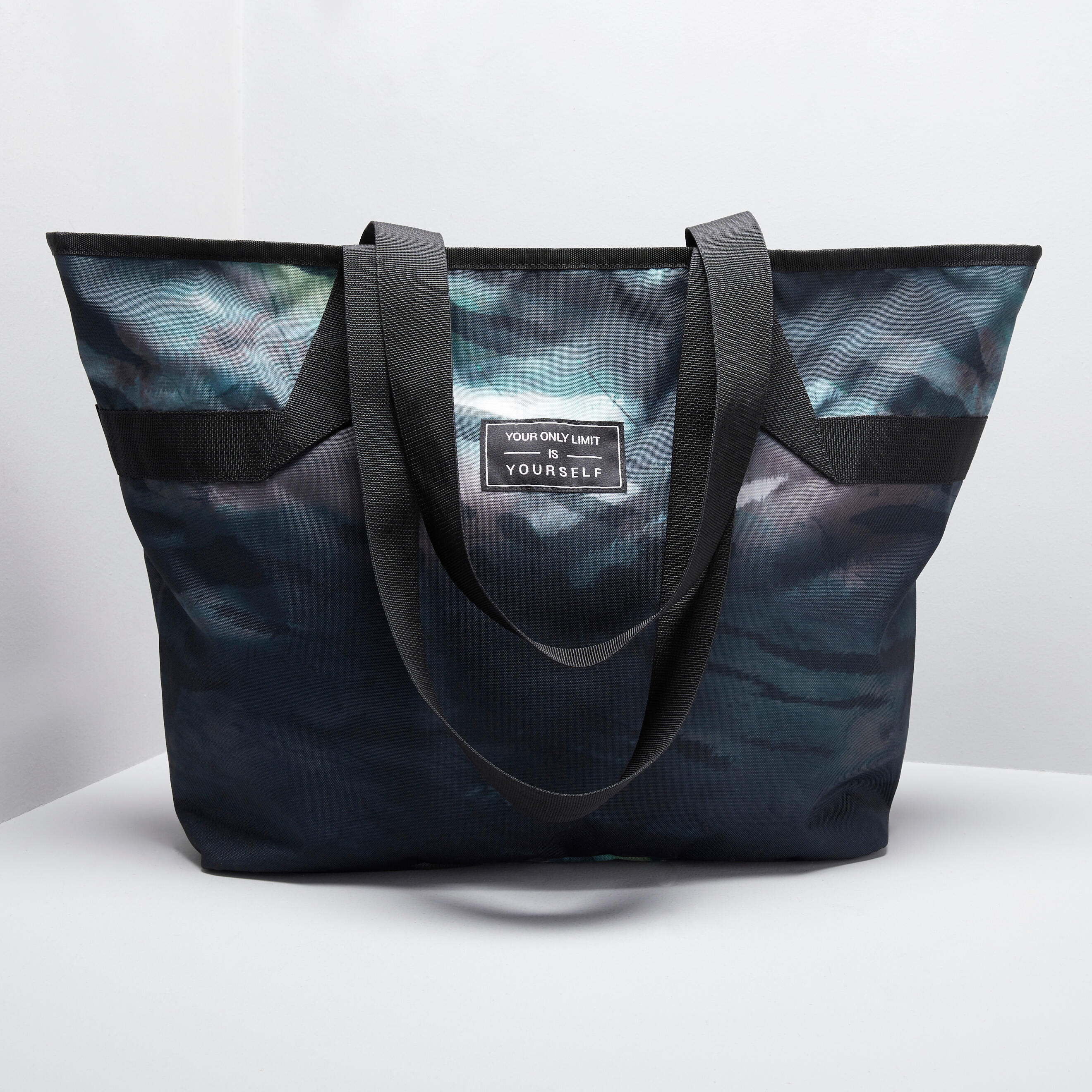 The sport tote with a faded print: a must-have for your fitness kit.  4/8