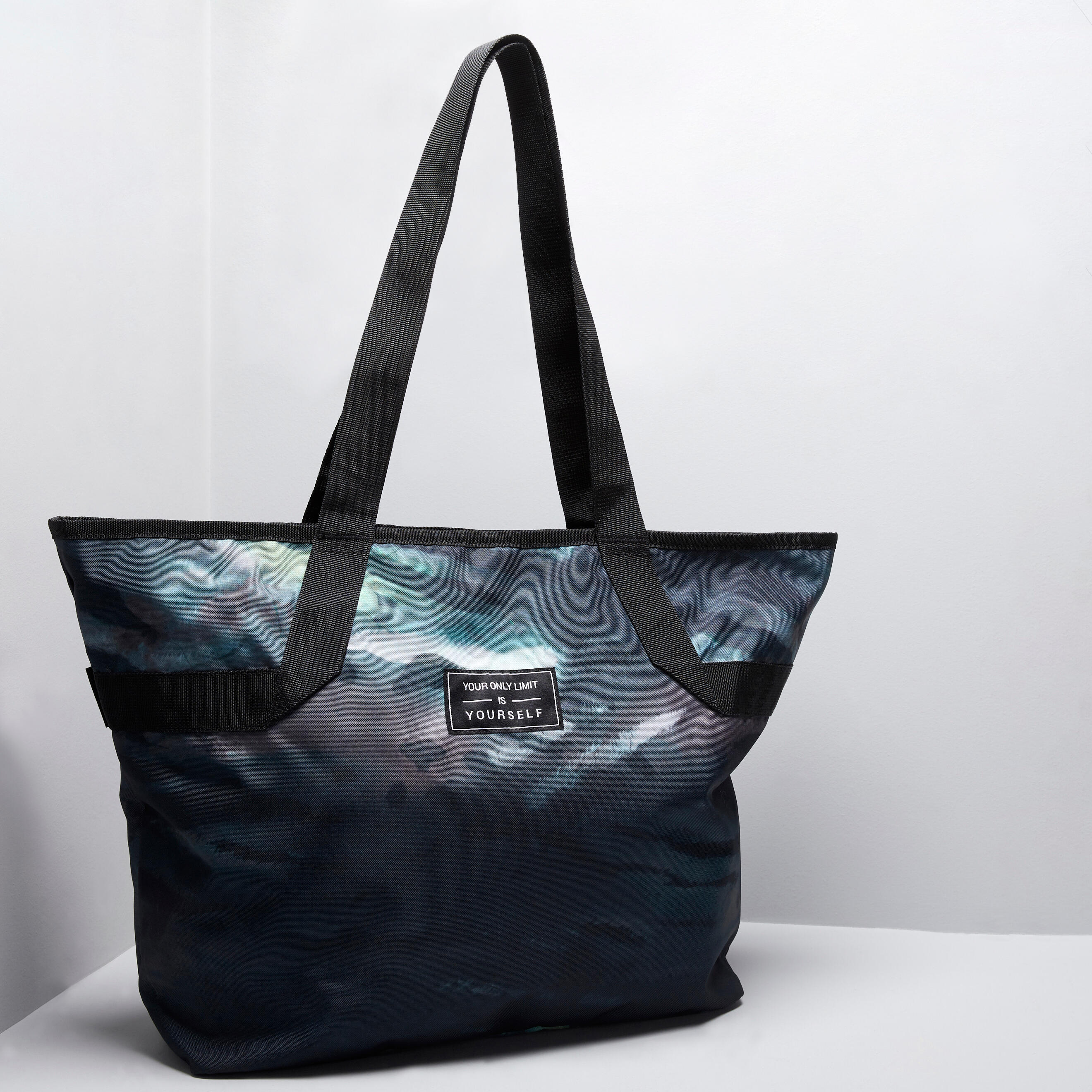 The sport tote with a faded print: a must-have for your fitness kit.  2/8