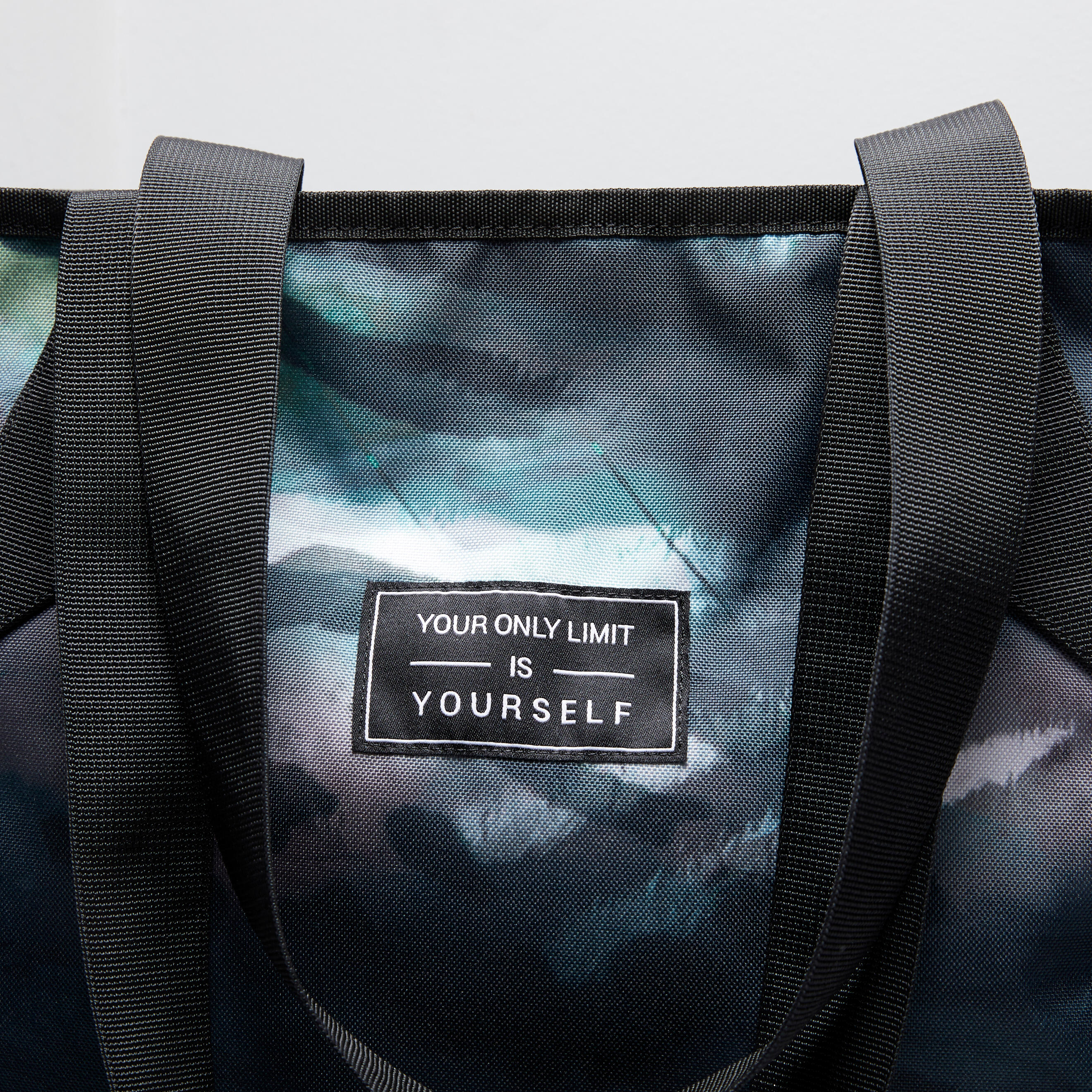 The sport tote with a faded print: a must-have for your fitness kit.  6/8