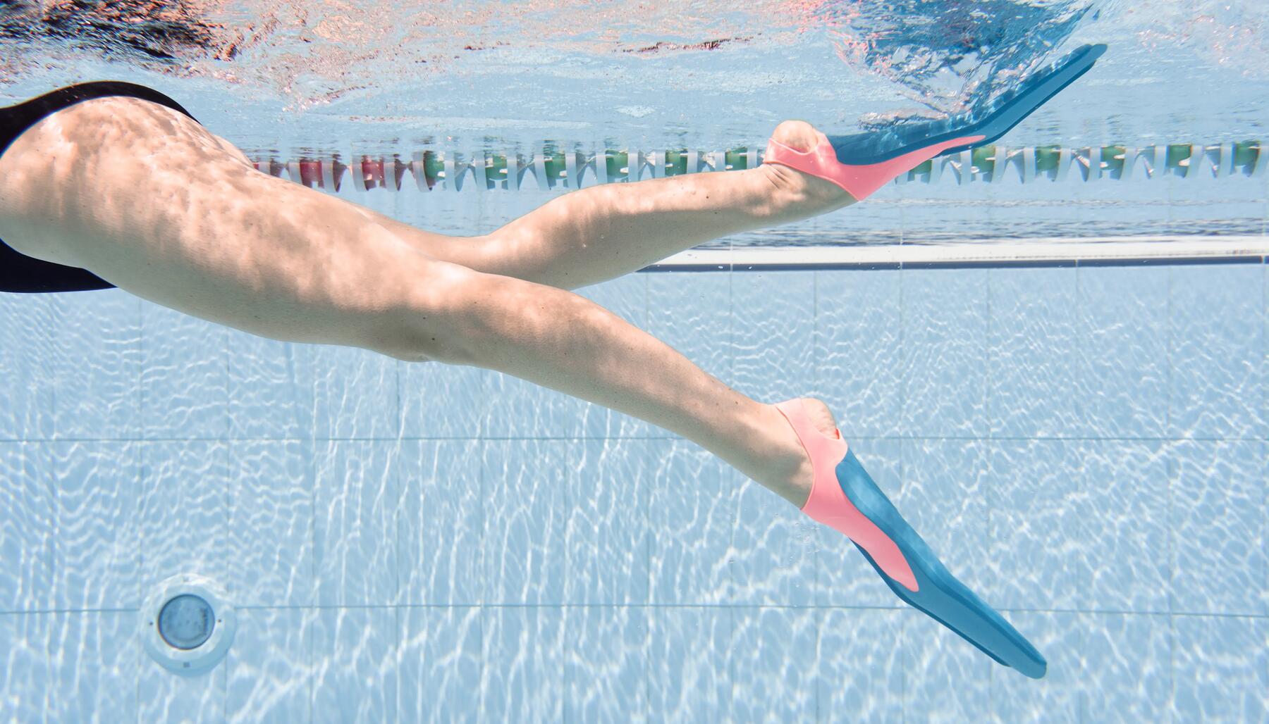 Nageuses portant des palmes pour muscler ses jambes et ses fesses