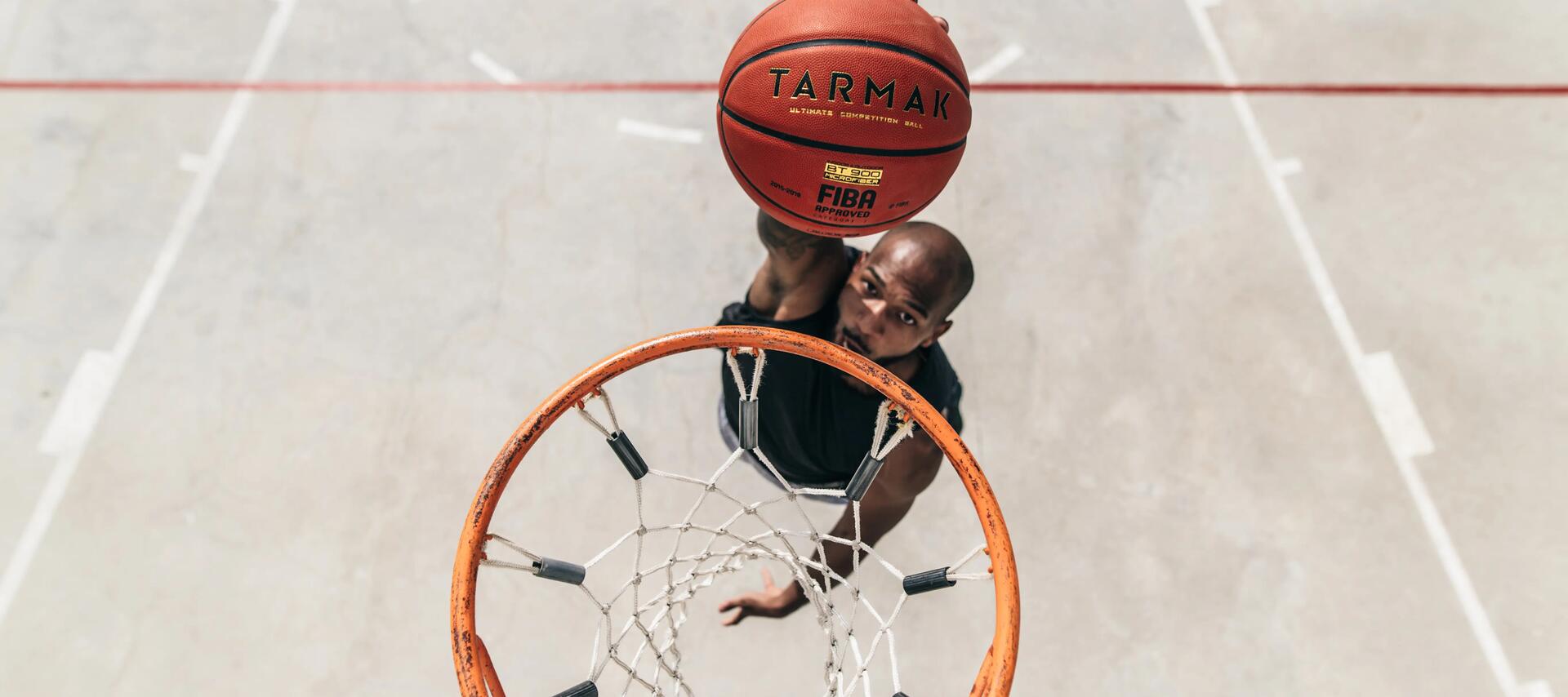 hombre haciendo un mate baloncesto