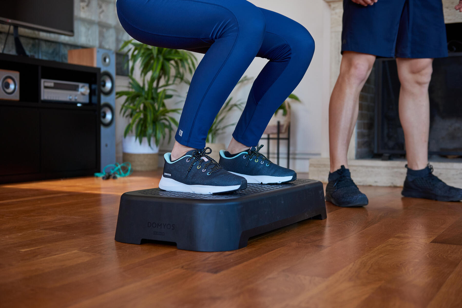 Step Aerobic Anfängerin trainiert auf einem Stepper