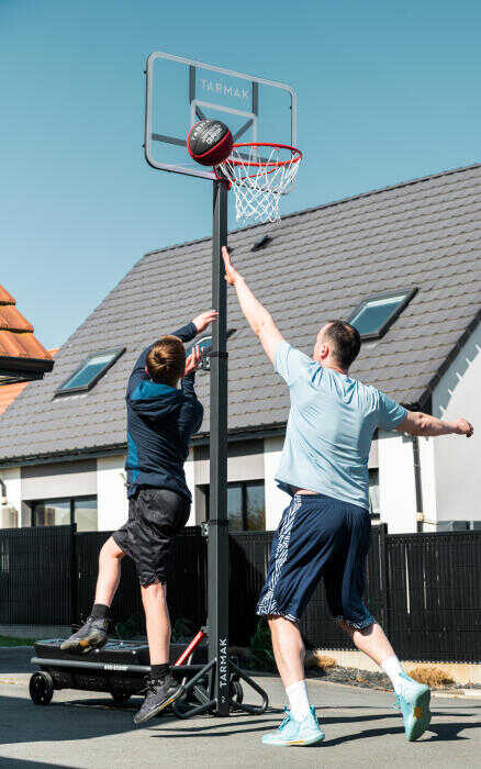 Muž a chlapec hrajúci basketbal