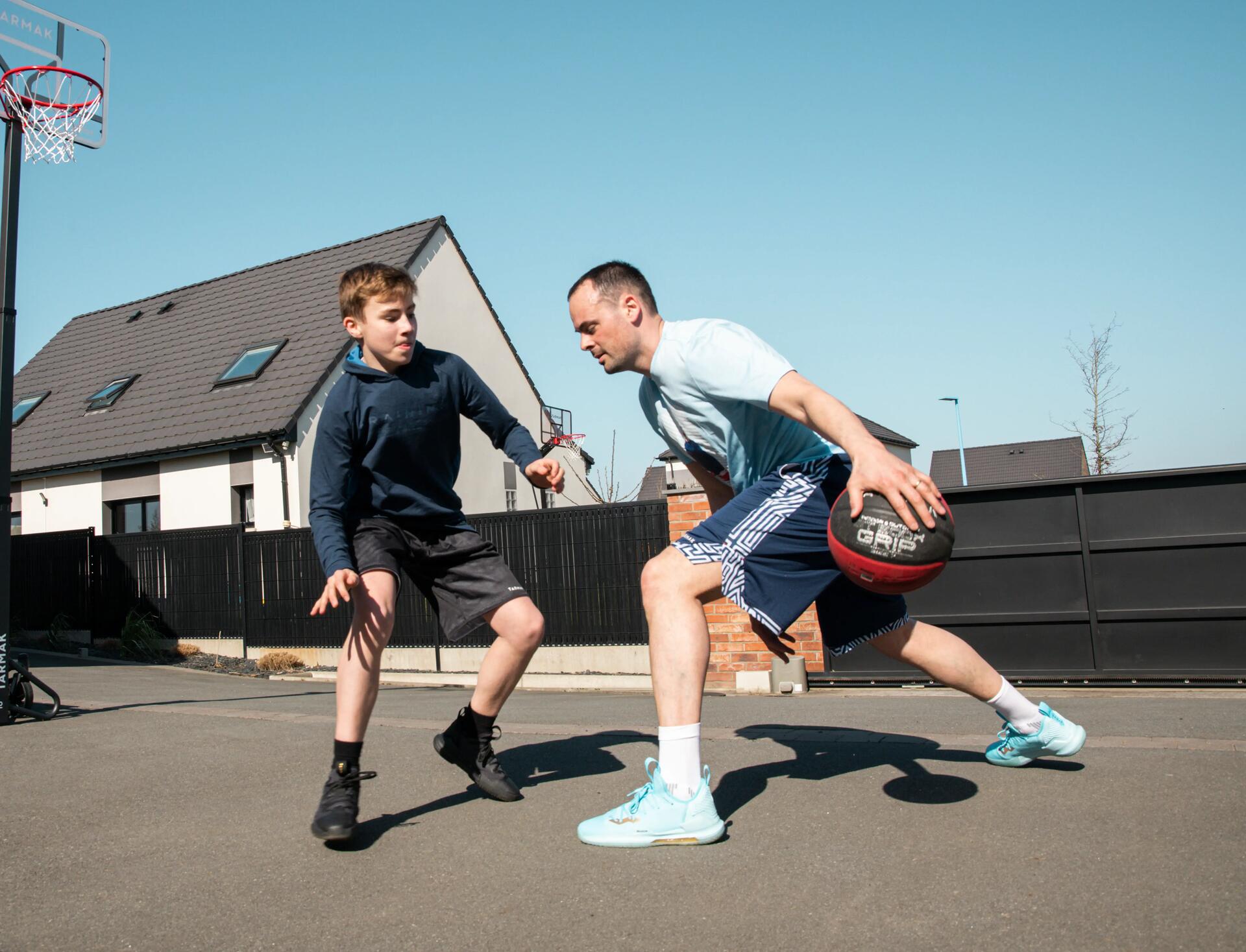 ¿Qué es mejor entrenar baloncesto en cancha cubierta o al aire libre?