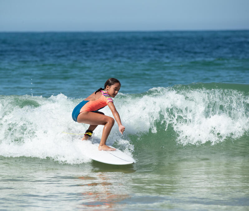 Niña practicando surf