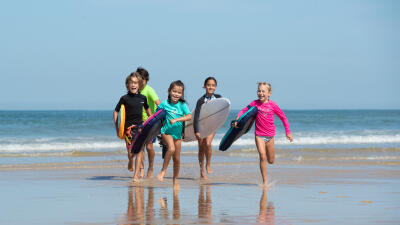 V%C3%AAtements%20de%20protection%20solaire%20pour%20les%20enfants%20%C3%A0%20la%20plage.jpg