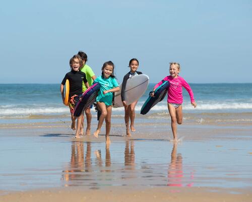 Vêtements de protection solaire pour les enfants à la plage