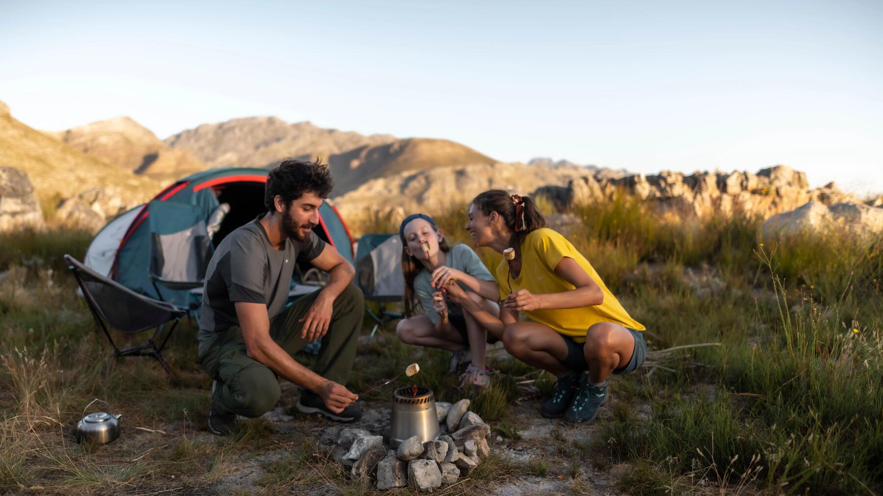 rapar e rapariga a montarem uma tenda de trekking decathlon