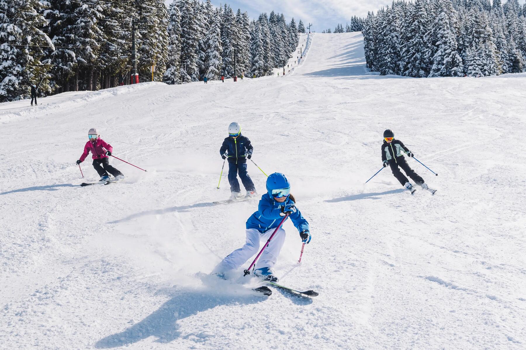 niños equiando en la molina