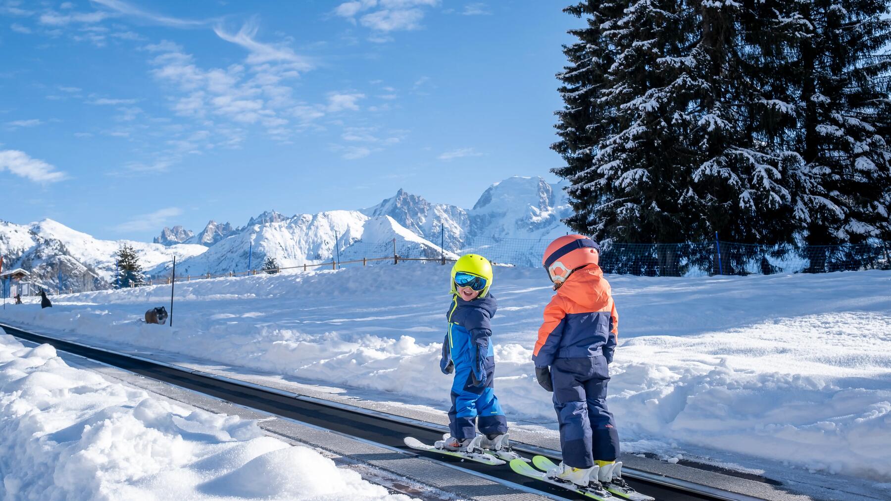 Kinderen beginnen met skien