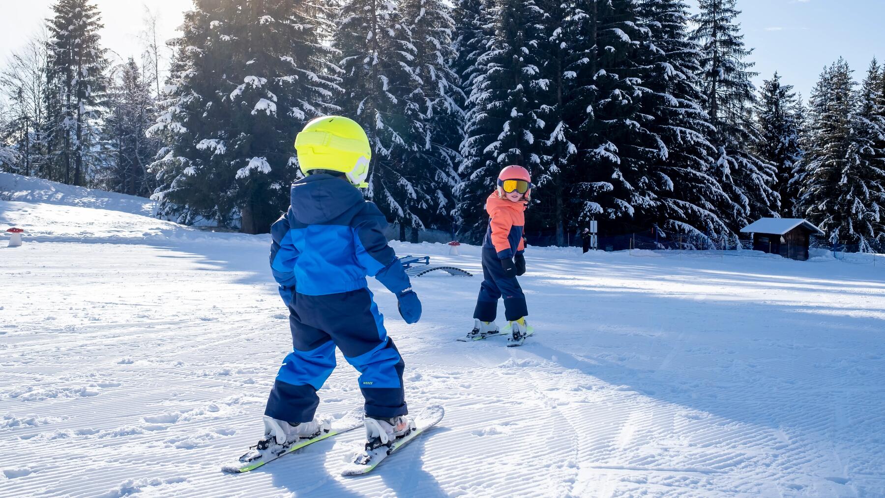 Blij kind in de sneeuw