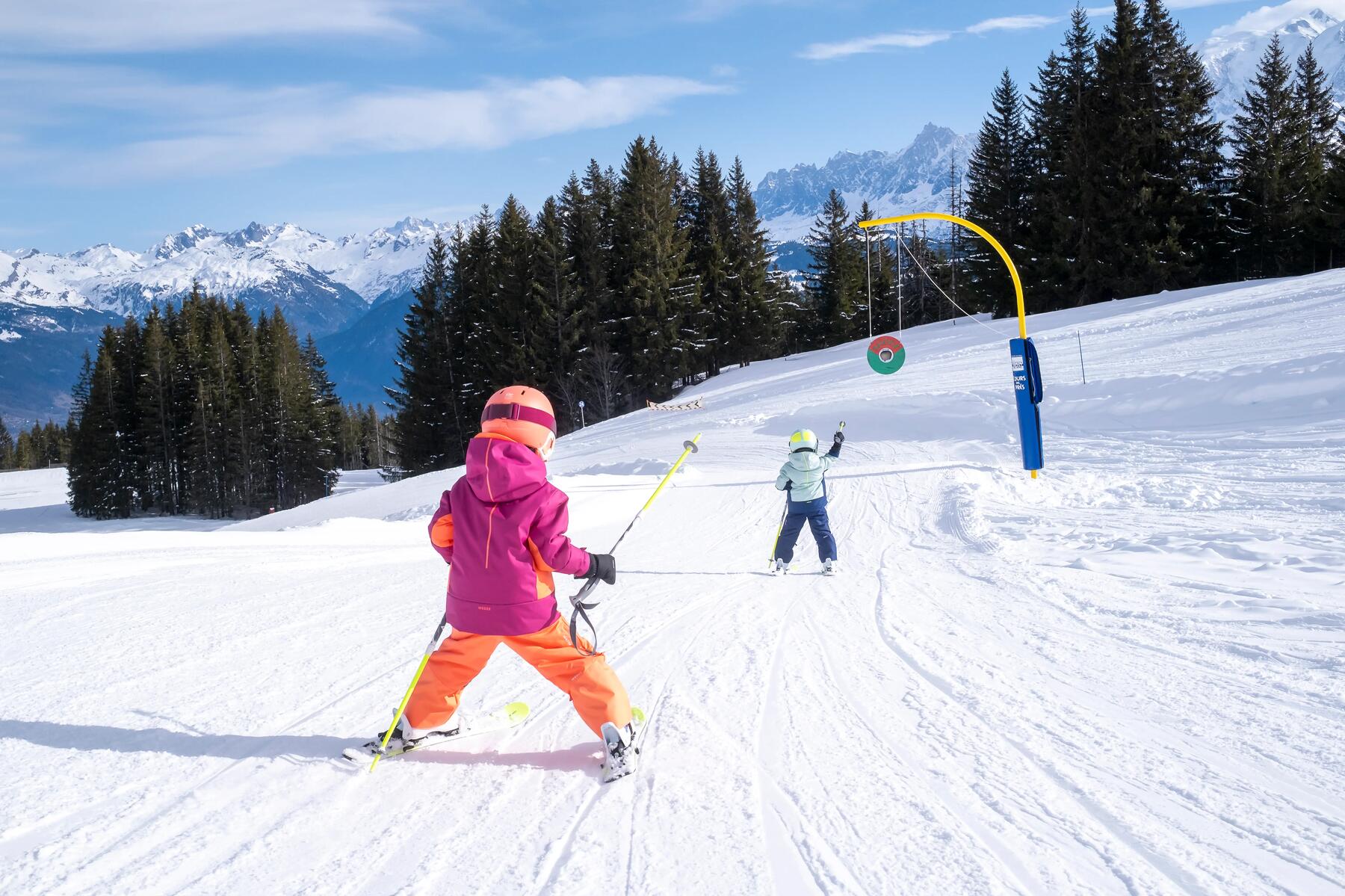 Kind op één ski