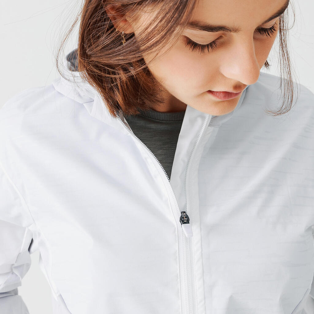 CHAQUETA PERLANTE DE RUNNING MUJER KIPRUN RUN 100 RAIN BLANCO 