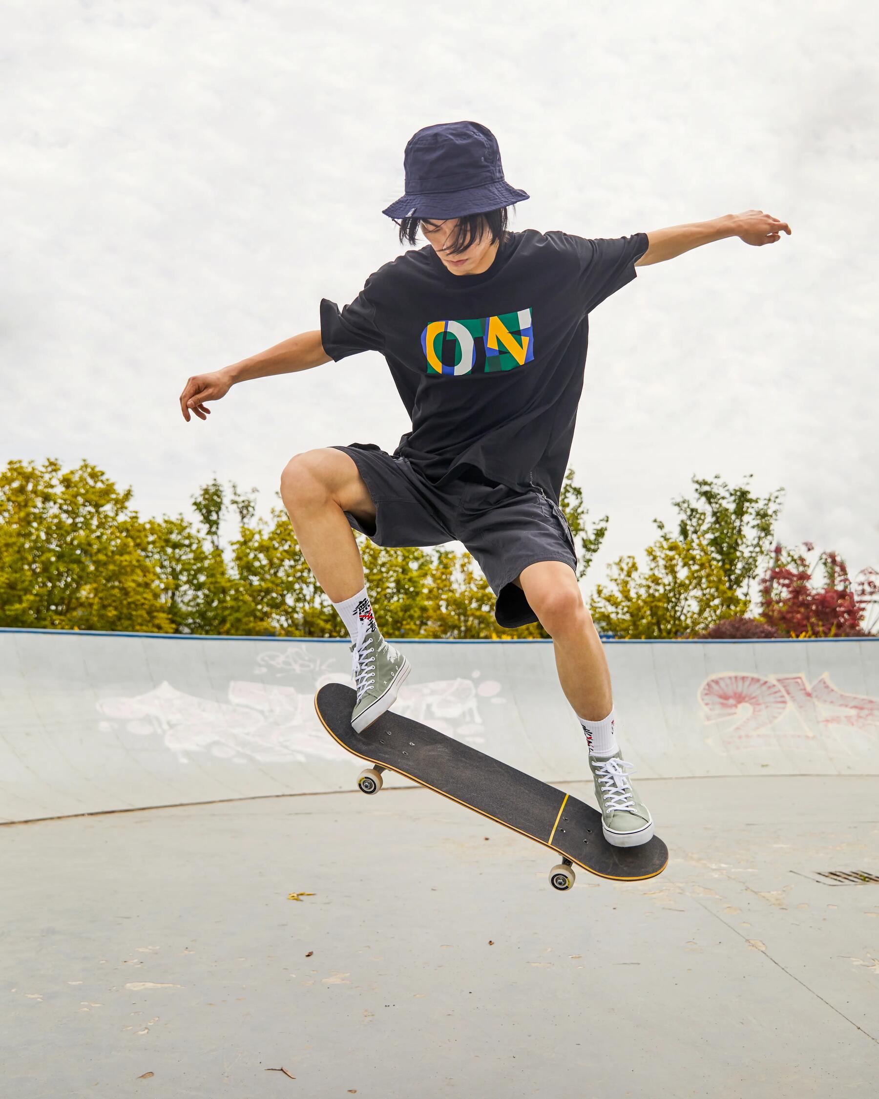 Chłopak robiący ollie na deskorolce na skateparku