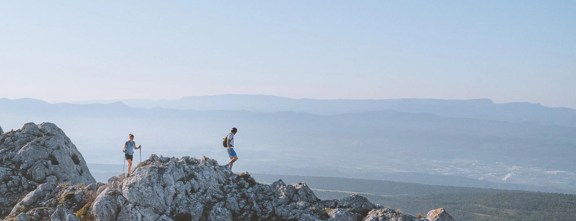 Photo de deux randonneurs sur un mont rocheux