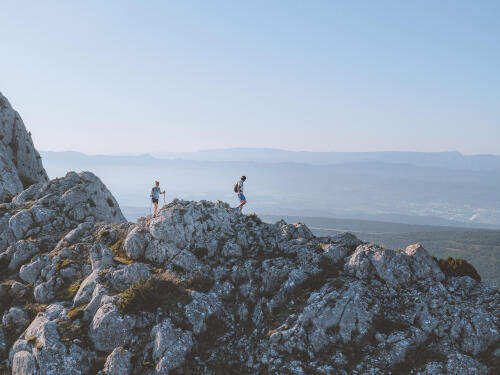 Photo de deux randonneurs sur un mont rocheux