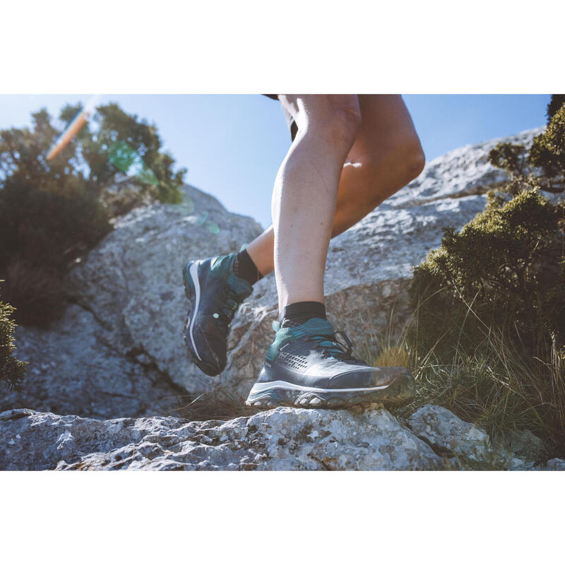 Zapatillas de montaña y trekking impermeables ultraligeras Mujer FH500