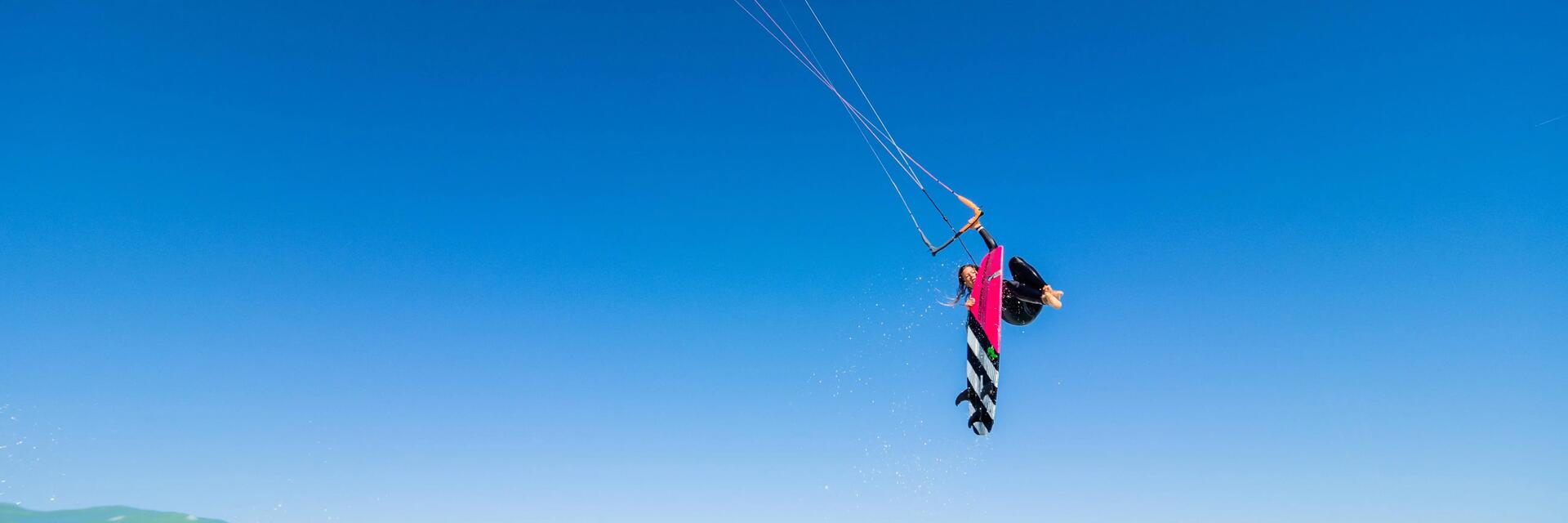 Kobieta pływająca na kitesurfingu