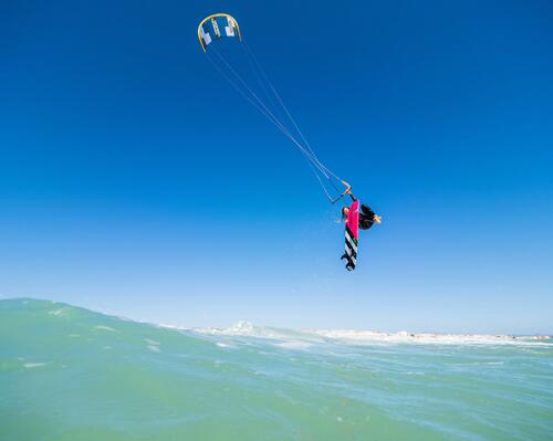 Kobieta pływająca na kitesurfingu