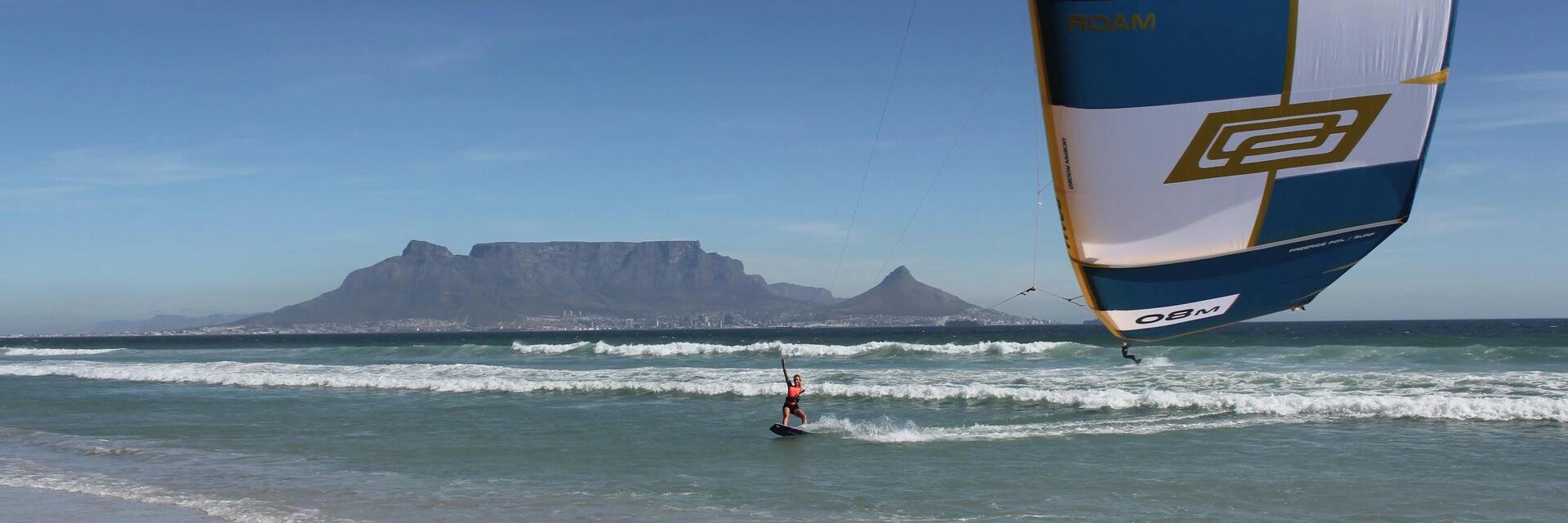 mężczyzna uprawiający kitesurfing