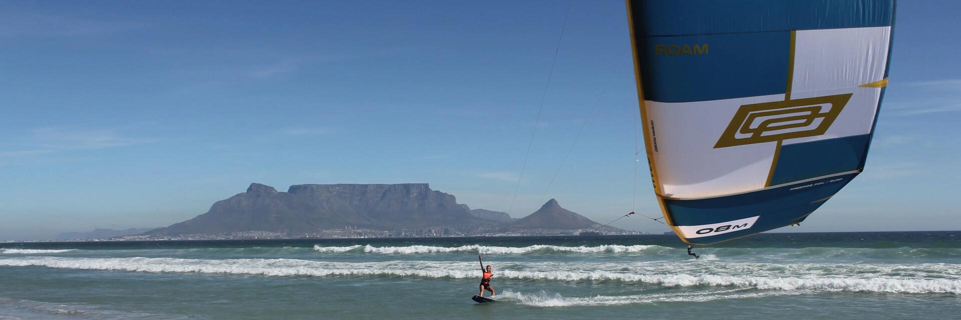 Kobieta pływająca na kitesurfingu