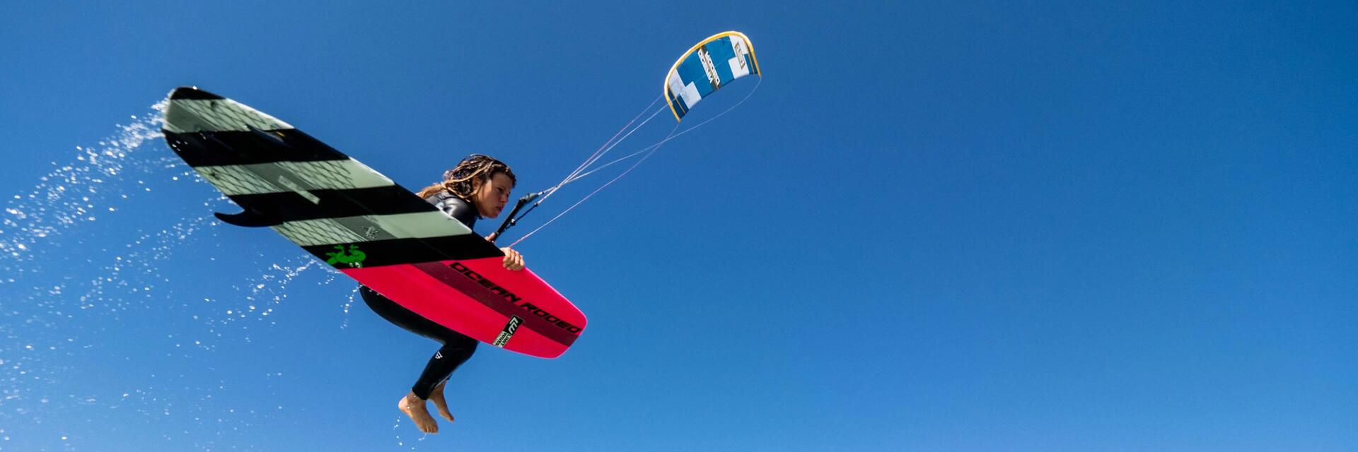 Kitesurfer na swojej pierwszej desce z latawcem