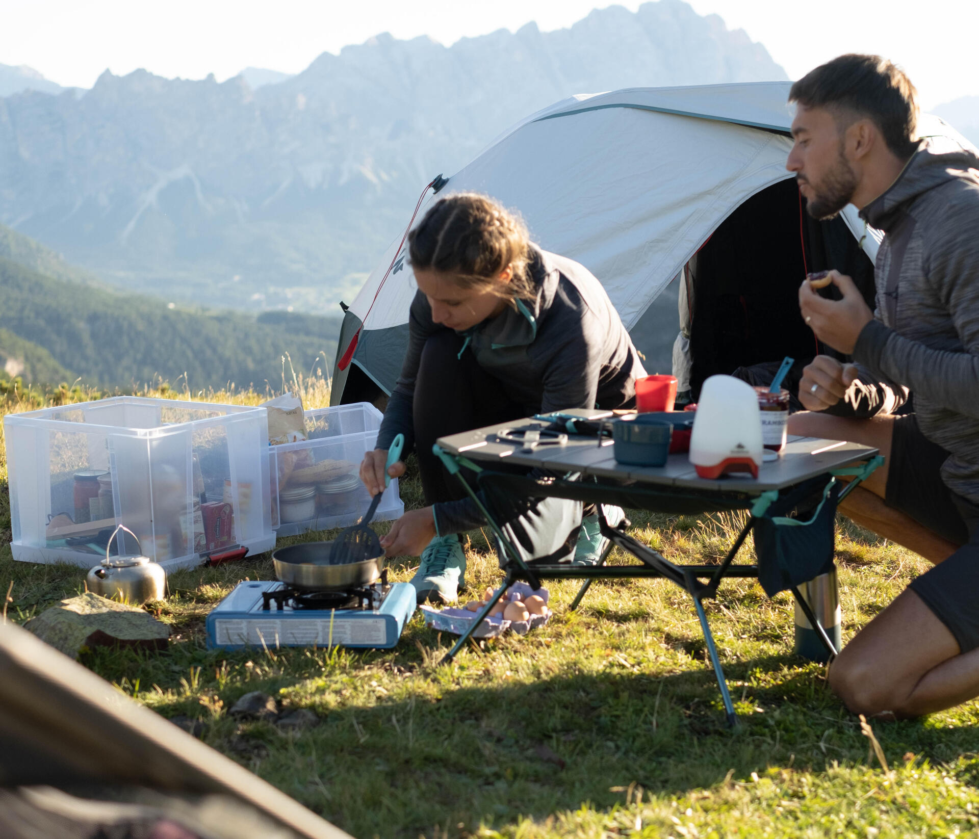 grupo de jovens a acampar