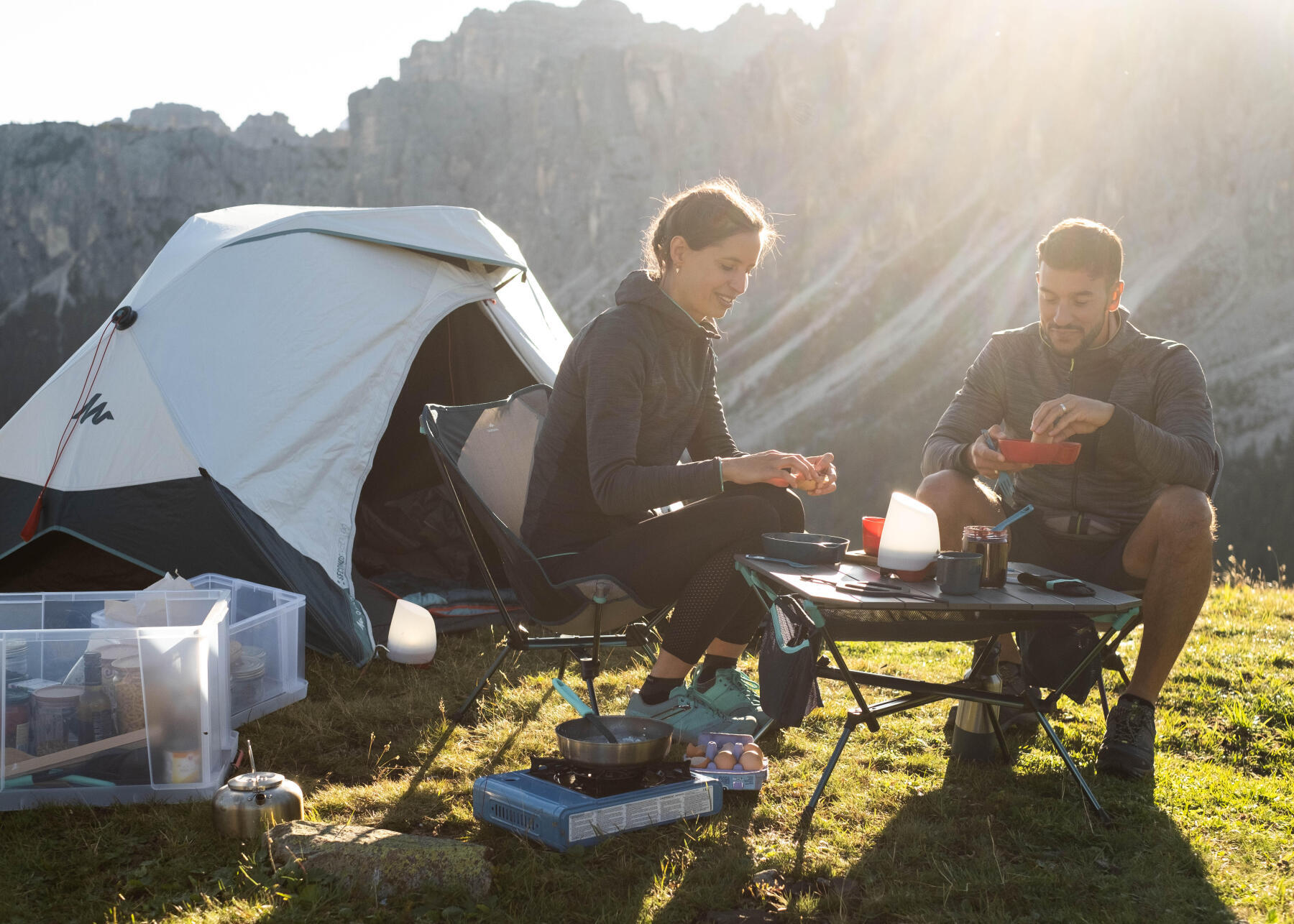 casal a fazer uma refeição no acampamento