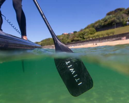 A up-close photo of a Decathlon Itiwit kayak paddle beneath water
