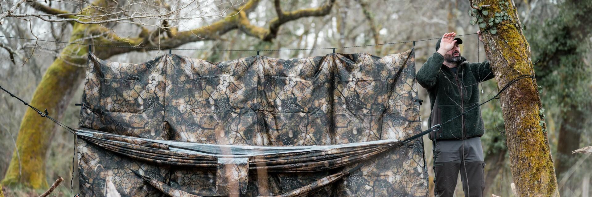 Man met hangmat en tarp tijdens bivak