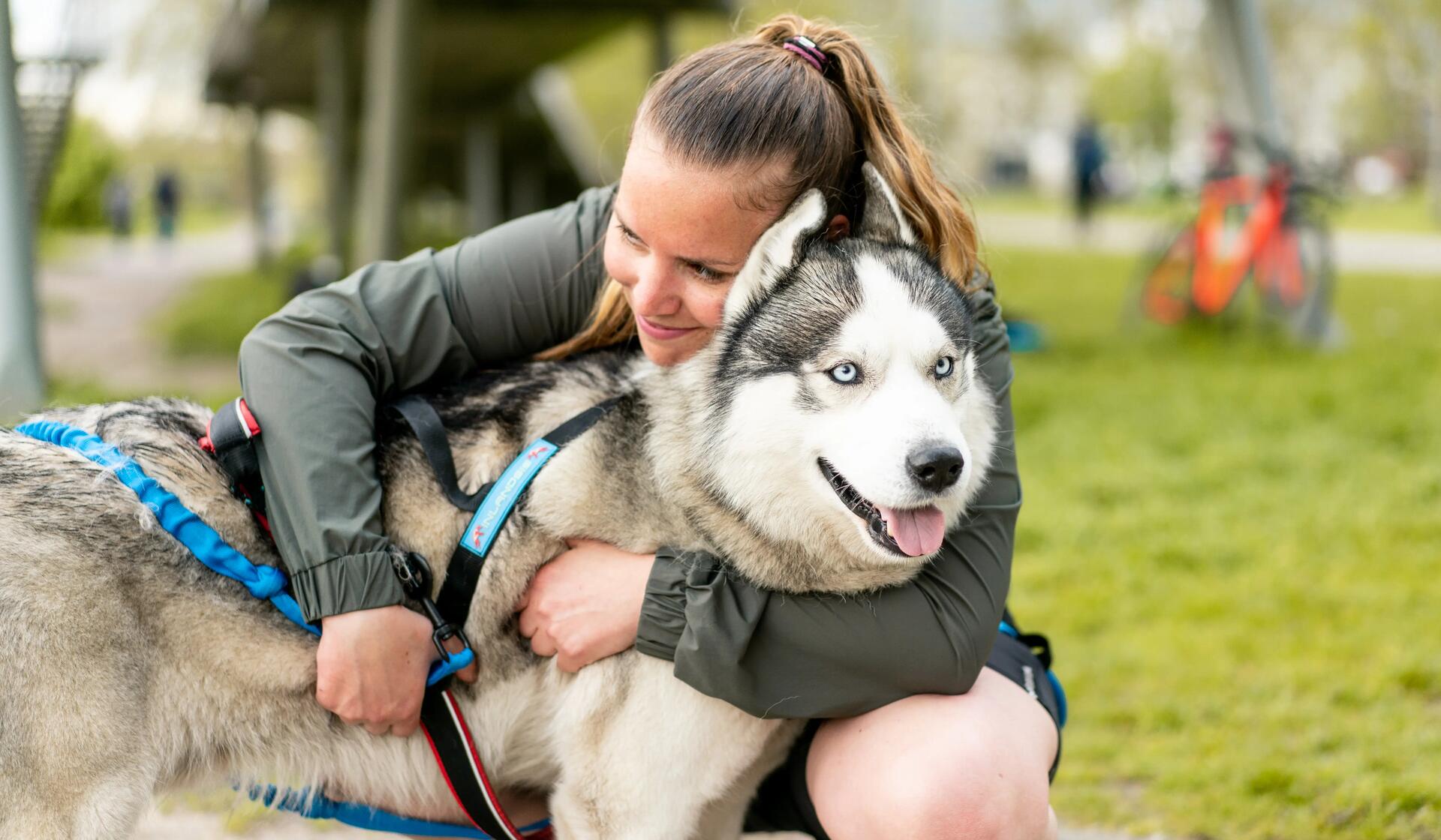 une femme fait un câlin à son chien
