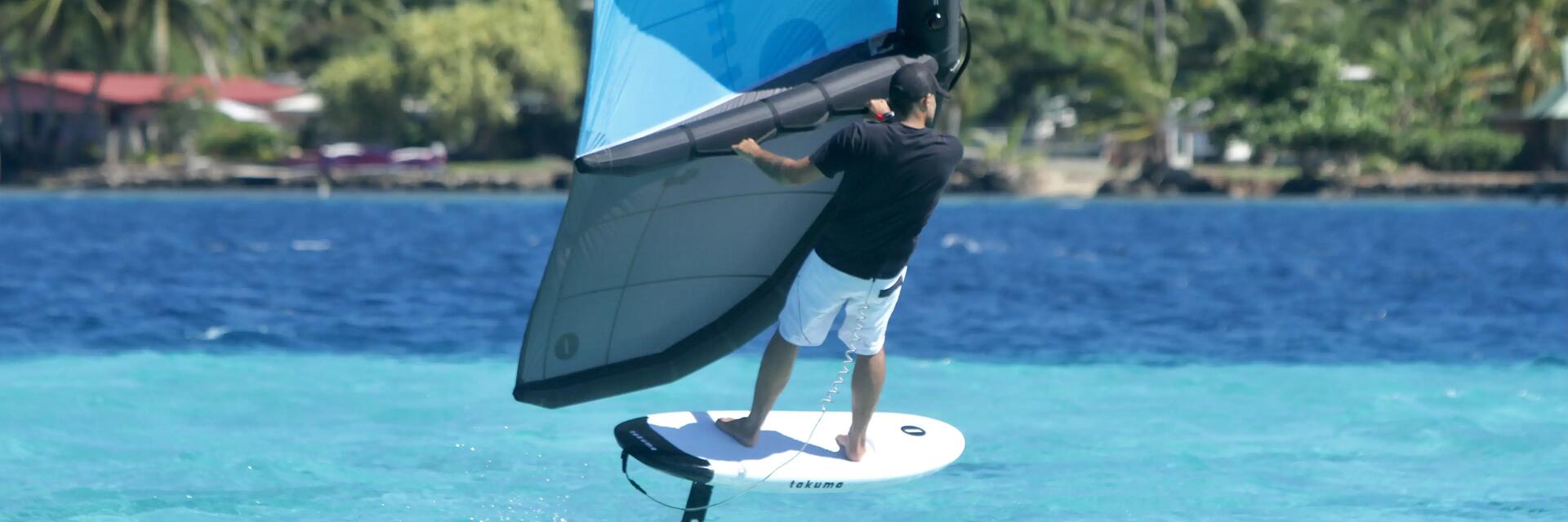 Person ist auf einem See unterwegs mit einem WindSup