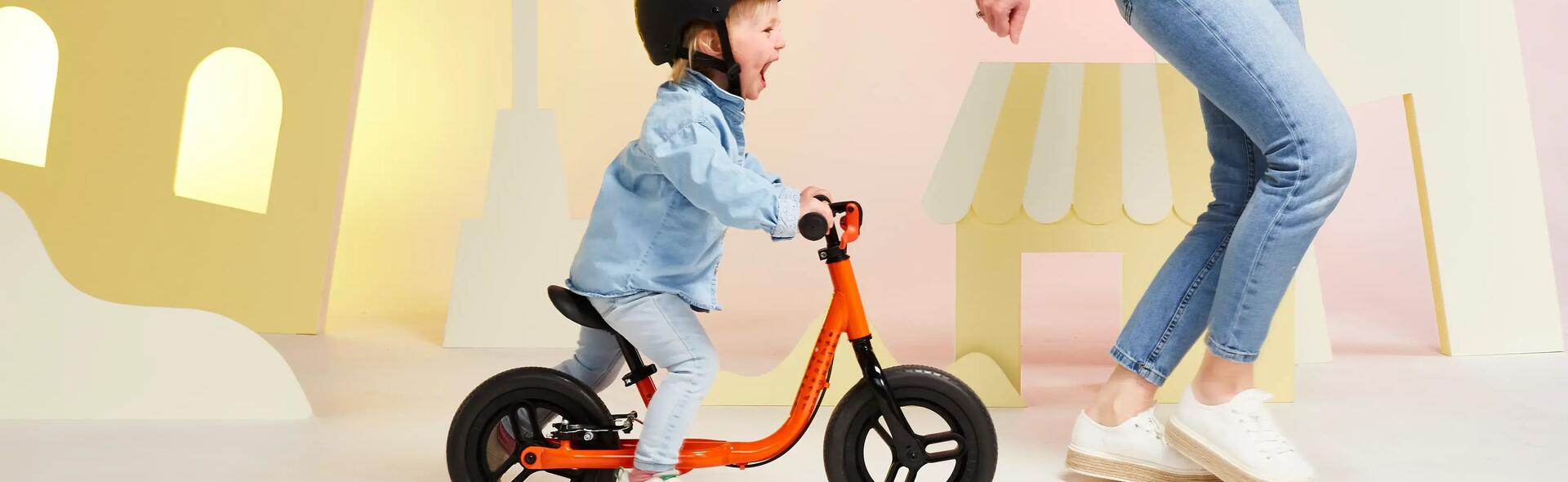 Bambino di 2 anni: bici senza pedali, monopattino, triciclo a 4 ruote o triciclo classico?