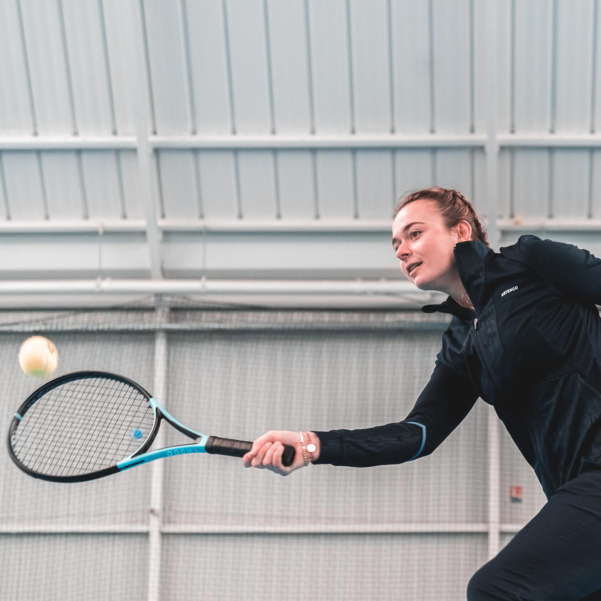 Tennisspieler schlägt mit einem Schläger einen Tennisball