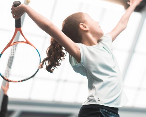 Zwei Jungs sitzen am Platz mit Tennisschlägern für Kinder