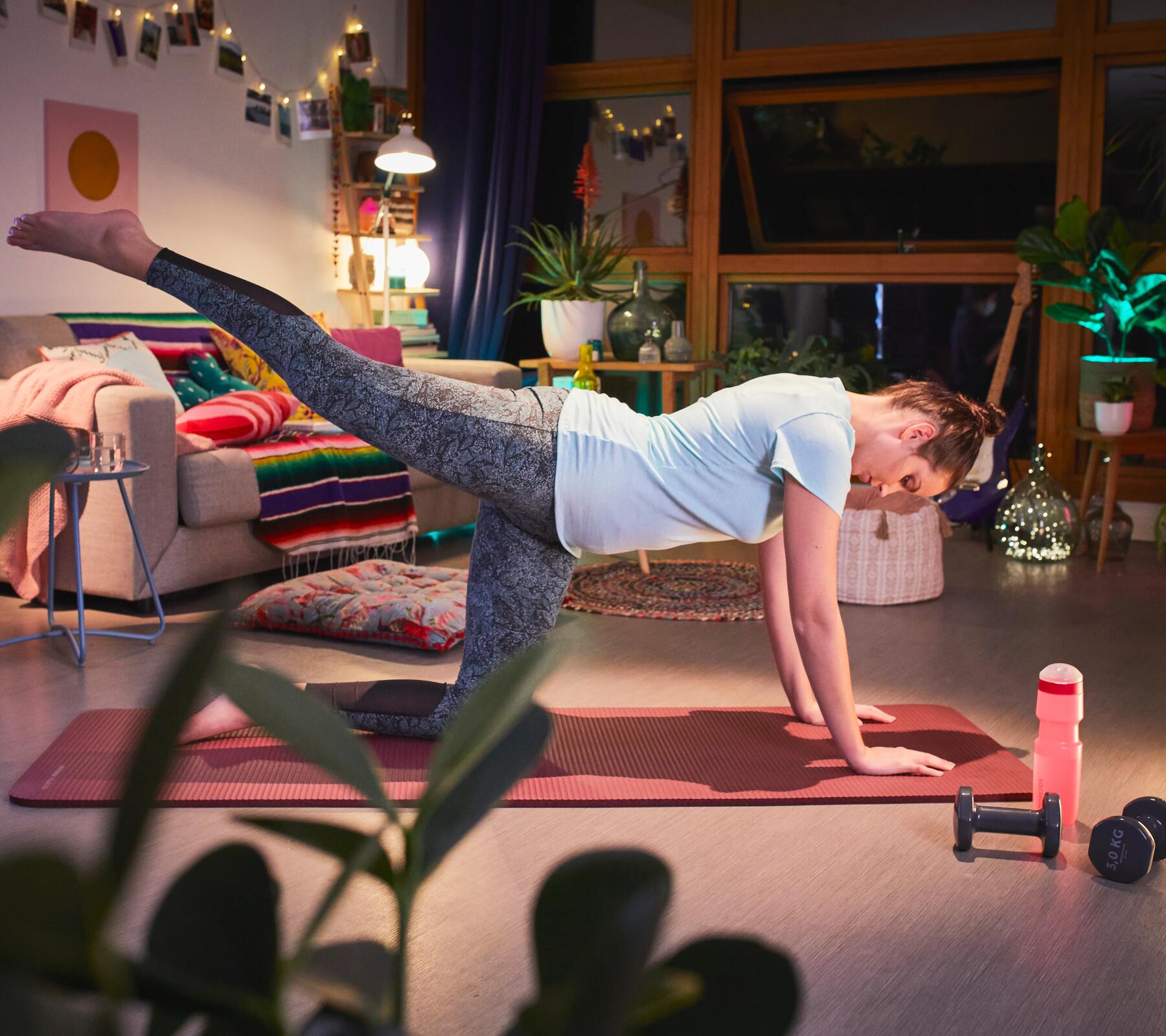 senhora a utilizar um tapete de pilates