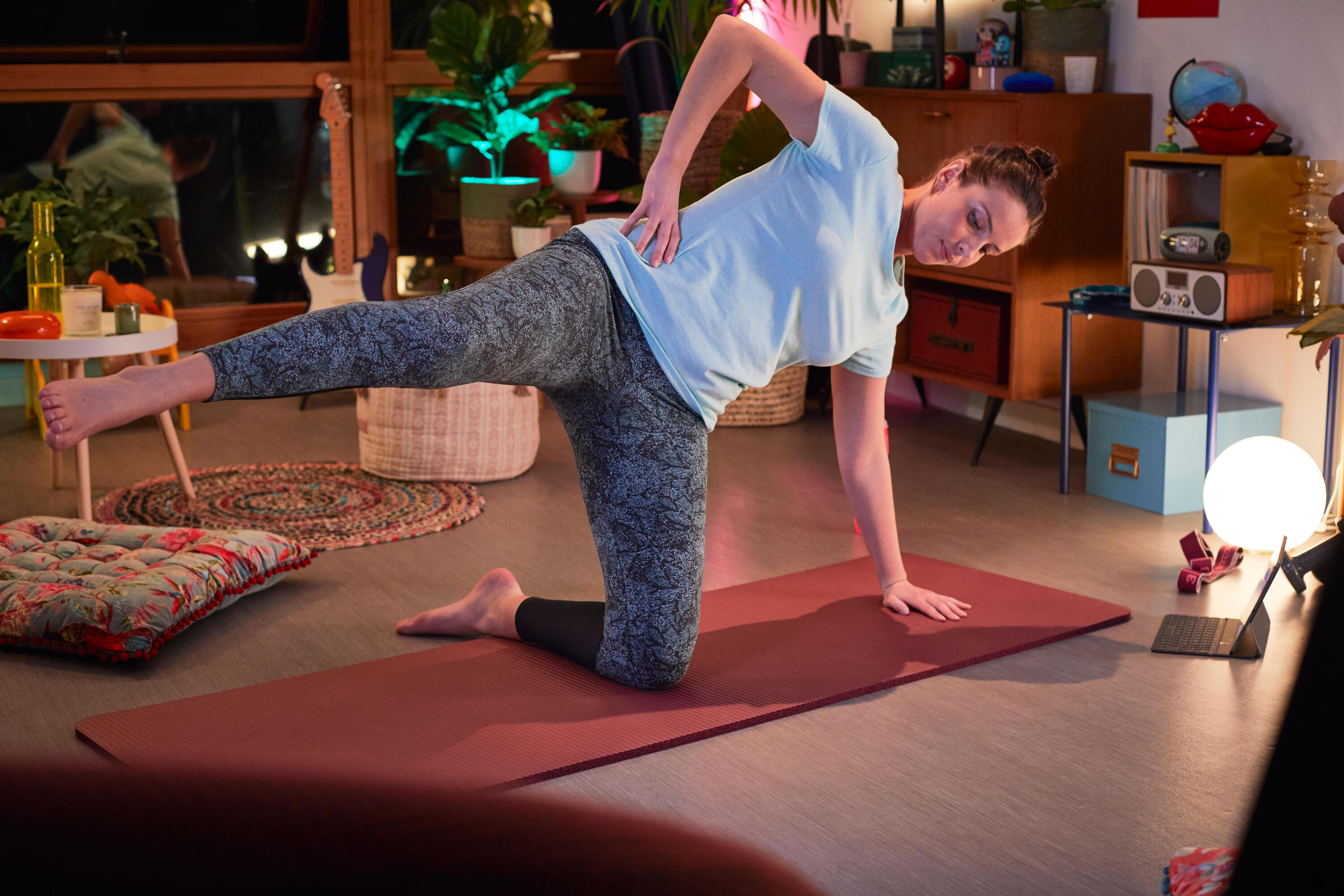 mulher a treinar em casa