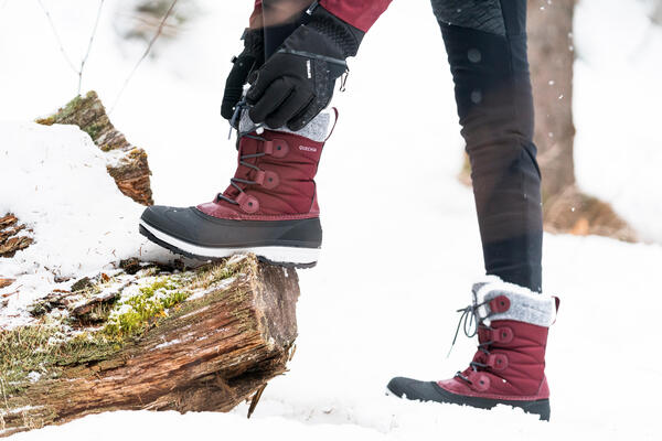 Mujer caminando en la nieve
