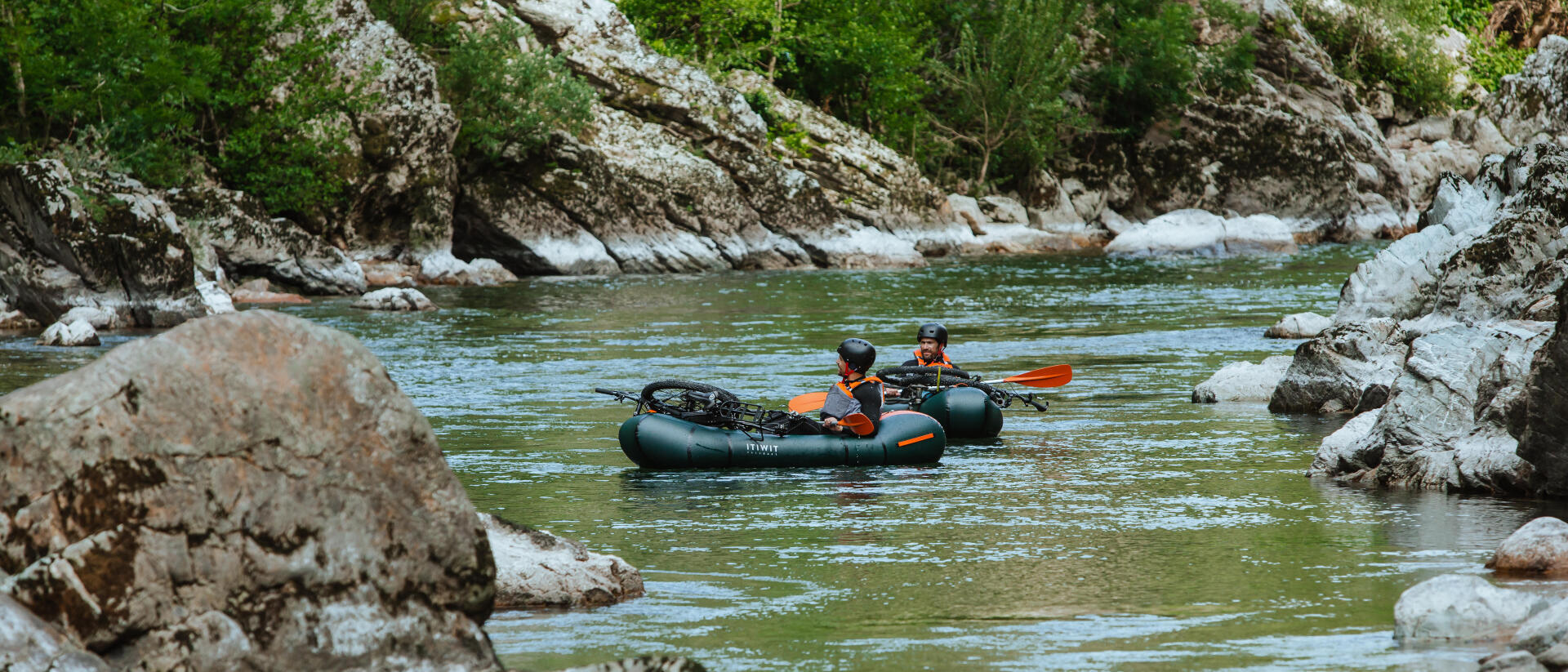 Unde poți face rafting în România și cum te echipezi corespunzător?