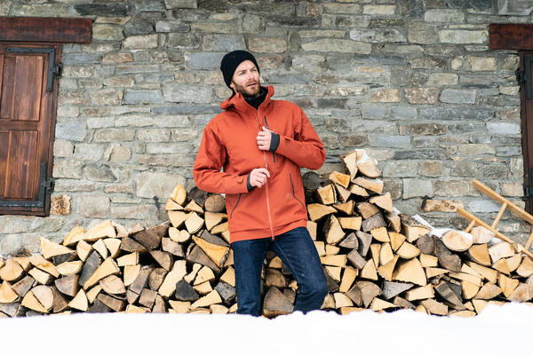 Hombre con vestimenta de ski