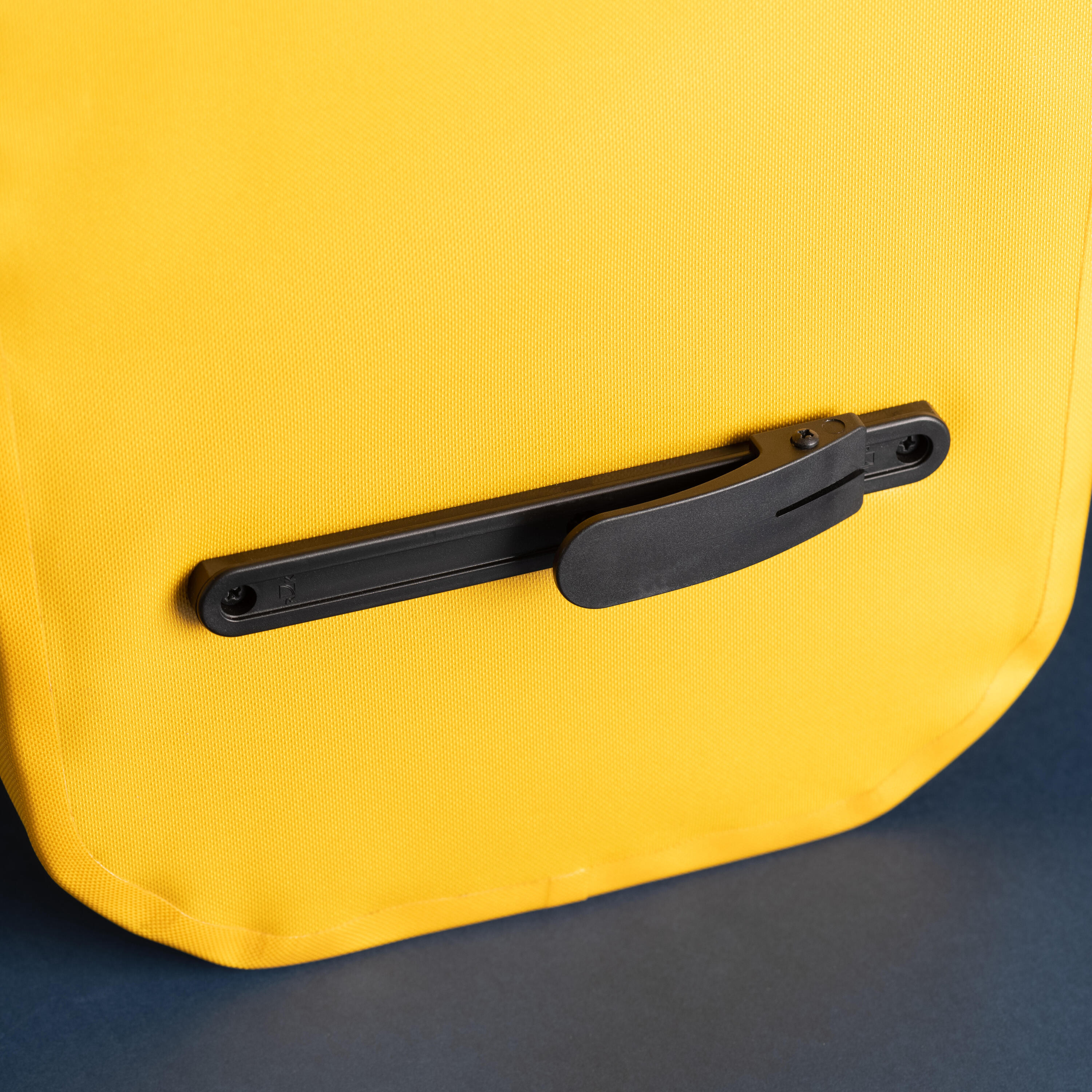 27L Waterproof Bike Bag 900 - Yellow 7/10