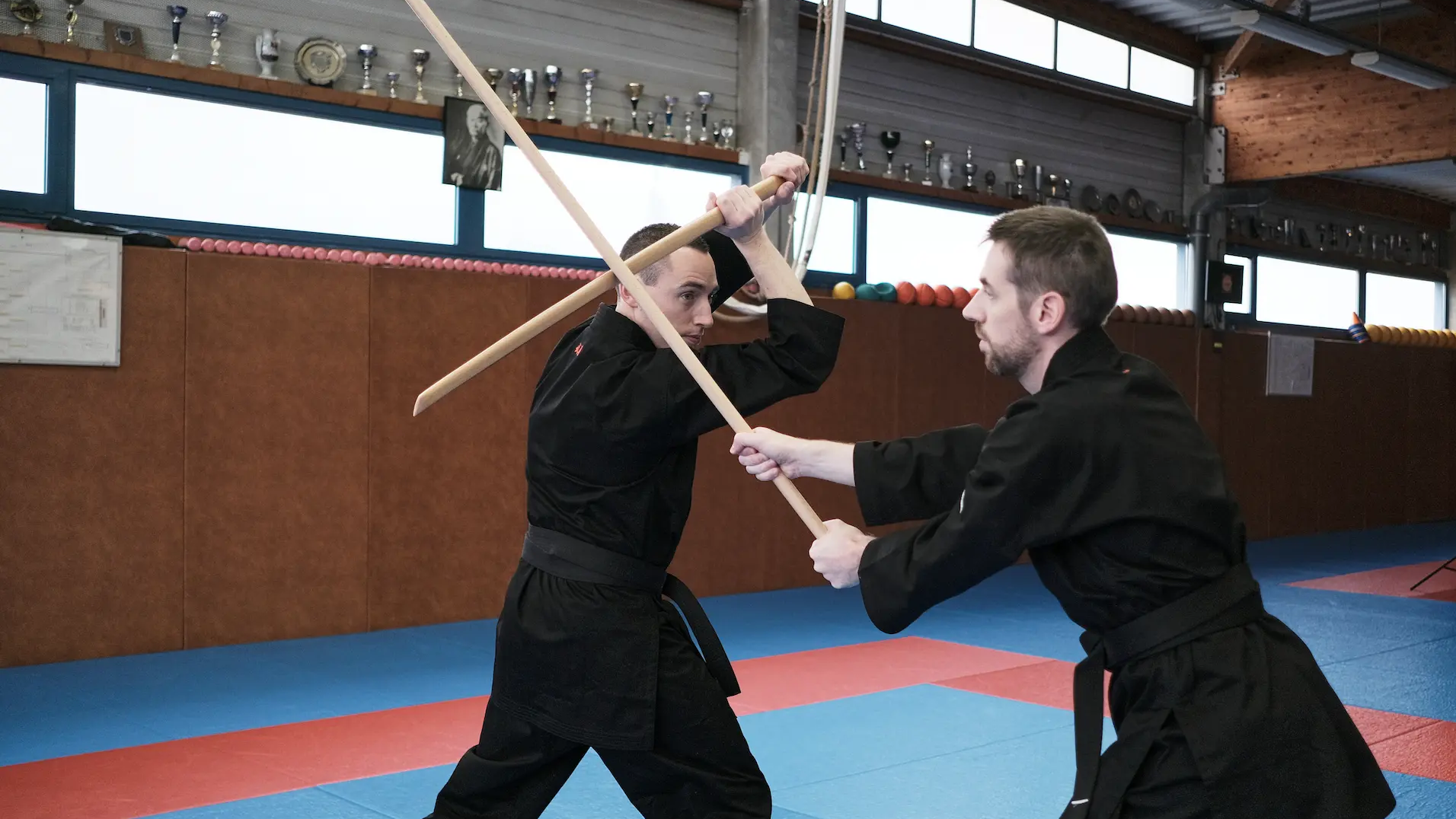 mężczyźni trenujący sztuki walki z kijami do aikido
