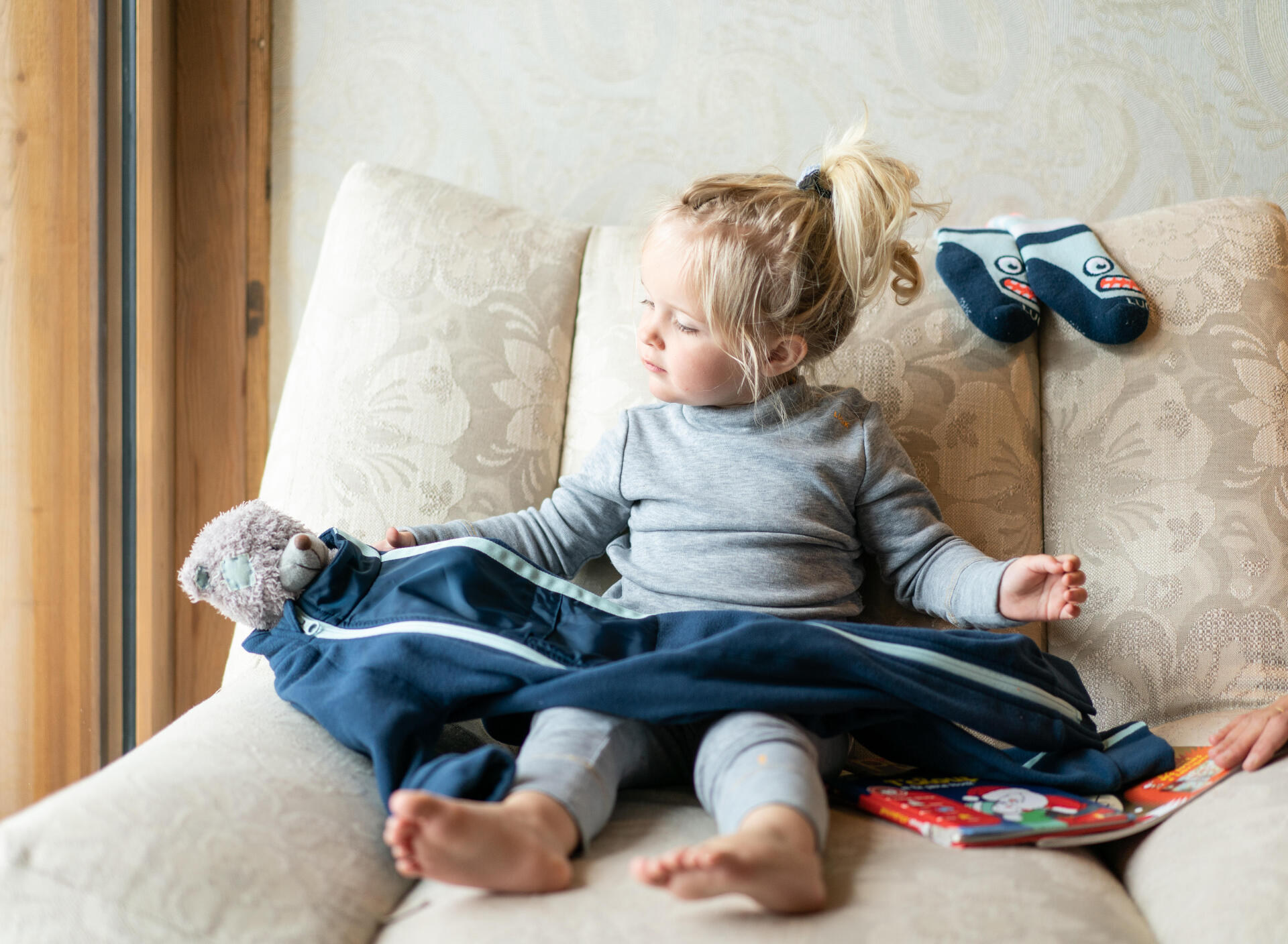 Petite fille de l'hiver à habiller