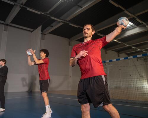 Prévenir et guérir les blessures à l'épaule chez les handballeurs